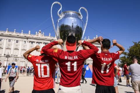 01.06.2019, xkvx, Fussball UEFA Champions League Finale, Tottenham Hotspur - FC Liverpool emspor, v.l. UEFA Champions League Pokal Trophaee am Koenigspalast in Madrid Liverpool FC Fans Mohamed Salah (FC Liverpool) Fans Drei Brueder aus Kalifornien (USA) vor dem Pokal (DFL DFB REGULATIONS PROHIBIT ANY USE OF PHOTOGRAPHS as IMAGE SEQUENCES and or QUASI-VIDEO) Madrid