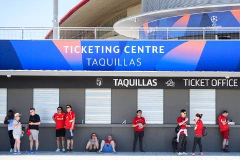 190601 Fans outside the Ticket Office prior to the UEFA Champions League final between Tottenham and Liverpool on June 1, 2019 in Madrid. Photo: Petter Arvidson BILDBYRAN kod PA 92302 Copyright: PETTERxARVIDSON BB190601PA009