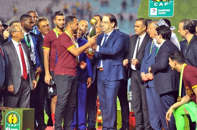 Prime Minister Youssef Chahid and CAF President Ahmed Ahmed present the trophy to EST Captain Moez Ben Cherifia.... At the end of a final drawn for an hour and a half, Esperance Tunis (EST) was crowned champion of Africa entering the very closed circle of teams managing to keep the trophy two seasons in a row, facing the Wydad Casablanca (WAC), who refused to return to the field after a new dispute of arbitration at the hour of play (1-0). What was to be a memorable celebration for African football finally turned into a fiasco. At the end of the night, at the Olympic Stadium in Radès (Tunisia),photo:Yassine Mahjoub. African Champions League: ES Tunis keeps the trophy. 