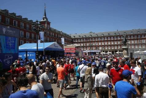 Tourists and British soccer fans gather at Plaza Mayor in Madrid, Spain, hours before the Champions League Final match between Liverpool and Tottenham, 01 June 2019. British soccer fans in Madrid !ACHTUNG: NUR REDAKTIONELLE NUTZUNG!  Copyright: xPacoxCamposx GRAF1918 20190601-636949964090199900