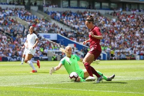 Football - 2019 Womens International Friendly, Länderspiel, Nationalmannschaft - England Women vs. New Zealand Women Englands Jodie Taylor rounds Erin Nayler of New Zealand only for her pulled back cross to be cleared at The Amex Stadium Brighton England COLORSPORT SHAUN BOGGUST 