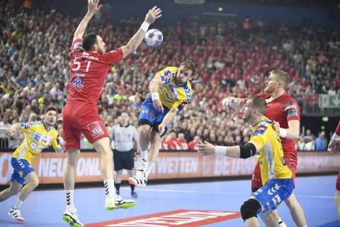 Wurf von Luka Cindric (PGE Vive Kielce) gegen Borut Mackovsek (Telekom Veszprem HC), Handball, Männer, Velux EHF Final Four, 1. Halbfinale, Telekom Veszprem HC vs PGE Vive Kielce, 01.06.19 Köln Lanxess-Arena Nordrhein-Westfalen Germany