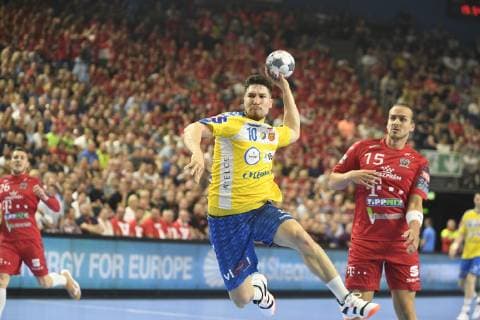 Alex Dujshebaev (PGE Vive Kielce, links) gegen Kent Robin Tönnesen (Telekom Veszprem HC), Handball, Männer, Velux EHF Final Four, 1. Halbfinale, Telekom Veszprem HC vs PGE Vive Kielce, 01.06.19 Köln Lanxess-Arena Nordrhein-Westfalen Germany