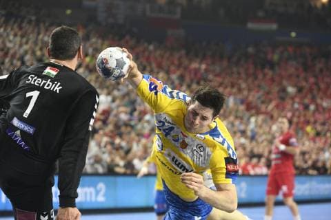 Marko Mamic (PGE Vive Kielce) fliegt Arpad Sterbik (Telekom Veszprem HC) vorbei, Handball, Männer, Velux EHF Final Four, 1. Halbfinale, Telekom Veszprem HC vs PGE Vive Kielce, 01.06.19 Köln Lanxess-Arena Nordrhein-Westfalen Germany