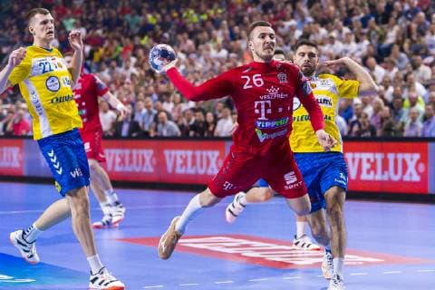 Köln, Deutschland 01. Juni 2019: Handball - EHF CL Halbfinale - Telekom Veszprem HC vs. PGE Vive Kielce v.li. Uladzislau Kulesh (Kielce), Manuel Strlek (Veszprem), Blaz Janc (Kielce) Köln Lanxess Arena Deutschland