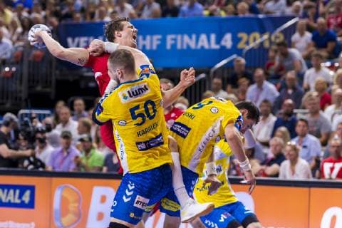 Köln, Deutschland 01. Juni 2019: Handball - EHF CL Halbfinale - Telekom Veszprem HC vs. PGE Vive Kielce v. li. im Zweikampf Artsem Karalek (Kielce) und Kentin Mahe (Veszprem), Krysztof Lijewski (Kielce) Köln Lanxess Arena Deutschland