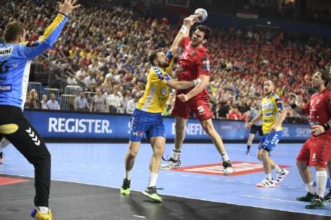 Petar Nenadic (Telekom Veszprem HC) gegen Mariusz Jurkiewicz (PGE Vive Kielce), Handball, Männer, Velux EHF Final Four, 1. Halbfinale, Telekom Veszprem HC vs PGE Vive Kielce, 01.06.19 Köln Lanxess-Arena Nordrhein-Westfalen Germany