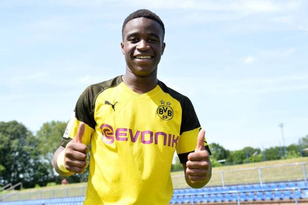 Sport Bilder des Tages Youssoufa Moukoko ( Dortmund U17, U 17 ), Fussball - U17 Bundesliga West - Saison 2018 2019 - MSV Duisburg vs. Borussia Dortmund, Duisburg , BSA Westender Strasse, 01.06.2019 , DFB regulations prohibit any use of photographs as image sequences and or quasi-video Duisburg BSA Westender Strasse NRW Deutschland *** Youssoufa Moukoko Dortmund U17 , Football U17 Bundesliga West Season 2018 2019 MSV Duisburg vs Borussia Dortmund, Duisburg , BSA Westender Strasse, 01 06 2019 , DFB regulations prohibit any use of photographs as image sequences and or quasi video Duisburg BSA Westender Strasse NRW Germany