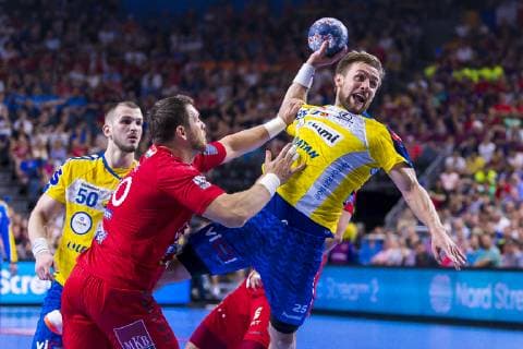 Köln, Deutschland 01. Juni 2019: Handball - EHF CL Halbfinale - Telekom Veszprem HC vs. PGE Vive Kielce Mirsad Terzic (Veszprem), Luka Cindric (Kielce) Köln Lanxess Arena Deutschland