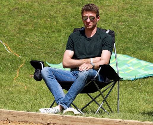 Sport Themen der Woche KW22 Sport Bilder des Tages Lisa Müller und Pferd Stand by me bei der Dressurprüfung Grand Prix Spezial. Hier geniesst Thomas Müller im Camingstuhl das schöne Wetter Pferd International 2019 München 01.06.2019 *** Lisa Müller and horse Stand by me at the dressage competition Grand Prix Special Here Thomas Müller enjoys the beautiful weather in the Camingstuhl Horse International 2019 Munich 01 06 2019