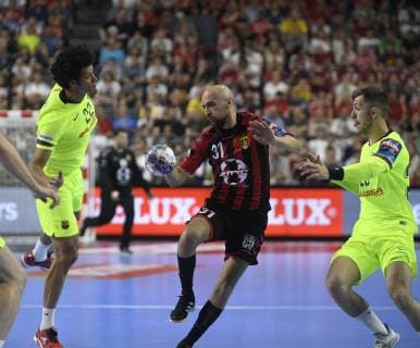 Timur Dibirov (HC Vardar) zwischen Thiagus Goncalves dos Santos (links) und Aleix Gomez (beide FC Barcelona, Barca Lassa), Handball, Männer, Velux EHF Final Four, 2. Halbfinale, FC Barcelona Lassa vs HC Vardar Skopje, 01.06.19 Köln Lanxess-Arena Nordrhein-Westfalen Germany