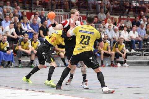 Valentin Spohn (TuS N-Luebbecke 23) gegen Tobias Varvne (HSC 2000 Coburg 34)(links) und Marcel Timm (HSC 2000 Coburg 23)(rechts) , TuS N-Luebbecke vs HSC 2000 Coburg, Handball, 2. Bundesliga, 01.06.2019, TuS N-Luebbecke vs HSC 2000 Coburg, Handball, 2. Bundesliga, 01.06.2019 Luebbecke