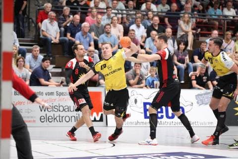 Jakob Knauer (HSC 2000 Coburg 25) gegen Jens Bechtloff (TuS N-Luebbecke 8)(links) und Marian Orlowski (TuS N-Luebbecke 29)(rechts) , TuS N-Luebbecke vs HSC 2000 Coburg, Handball, 2. Bundesliga, 01.06.2019, TuS N-Luebbecke vs HSC 2000 Coburg, Handball, 2. Bundesliga, 01.06.2019 Luebbecke