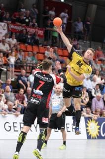 Christoph Neuhold (HSC 2000 Coburg 94) gegen Patryk Walczak (TuS N-Luebbecke 7)(vorne) , TuS N-Luebbecke vs HSC 2000 Coburg, Handball, 2. Bundesliga, 01.06.2019, TuS N-Luebbecke vs HSC 2000 Coburg, Handball, 2. Bundesliga, 01.06.2019 Luebbecke