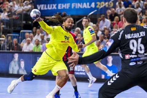 Köln, Deutschland 01. Juni 2019: Handball - EHF CL Halbfinale - FC Barcelona, Barca vs. HC Vardar Skobje v.li. Gilberto Brito Duarte (Barcelona), Dejan Milosavljev (HC Vardar) Köln Lanxess Arena Deutschland