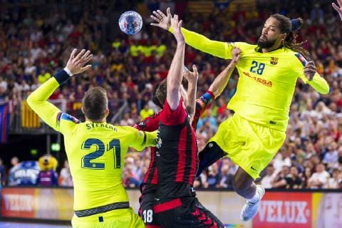Köln, Deutschland 01. Juni 2019: Handball - EHF CL Halbfinale - FC Barcelona, Barca vs. HC Vardar Skobje Gilberto Brito Duarte (Barcelona) mit dem Pass auf Kamil Syprzak (Barcelona) Köln Lanxess Arena Deutschland