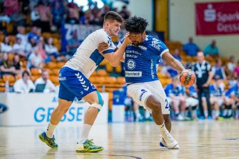 Dieudonne Mubenzem 22 (TV 05 07 Huettenberg) am Ball, Philip Jungemann 21 (Dessau-Rosslauer HV 06) waehrend der Begegnung in der Handball 2. Bundesliga (Herren) - Saison 2018-2019 zwischen Dessau-Rosslauer HV 06 und TV 05-07 Hüttenberg in der Anhalt Arena am 1. June 2019 in Dessau-Rosslau, Sachsen Anhalt, Deutschland