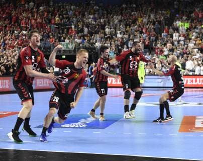 Riesenjubel bei HC Vardar Skopje (links Christian Dissinger , HC Vardar) nach dem 29:27-Sieg gegen den FC Barcelona, Barca Handball, Männer, Velux EHF Final Four, 2. Halbfinale, FC Barcelona Lassa vs HC Vardar Skopje, 01.06.19 Köln Lanxess-Arena Nordrhein-Westfalen Germany