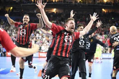Riesenjubel bei HC Vardar Skopje nach dem 29:27-Sieg gegen den FC Barcelona, Barca Handball, Männer, Velux EHF Final Four, 2. Halbfinale, FC Barcelona Lassa vs HC Vardar Skopje, 01.06.19 Köln Lanxess-Arena Nordrhein-Westfalen Germany