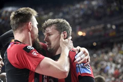 Gleb Kalarash (HC Vardar) nimmt Christian Dissinger (HC Vardar, rechts) nach dem Sieg in den Arm, Handball, Männer, Velux EHF Final Four, 2. Halbfinale, FC Barcelona, Barca Lassa vs HC Vardar Skopje, 01.06.19 Köln Lanxess-Arena Nordrhein-Westfalen Germany