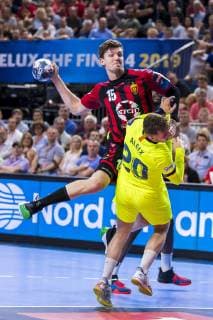 Köln, Deutschland 01. Juni 2019: Handball - EHF CL Halbfinale - FC Barcelona, Barca vs. HC Vardar Skobje Christian Dissinger (HC Vardar), Aleix Gomez Abello (Barcelona) Köln Lanxess Arena Deutschland