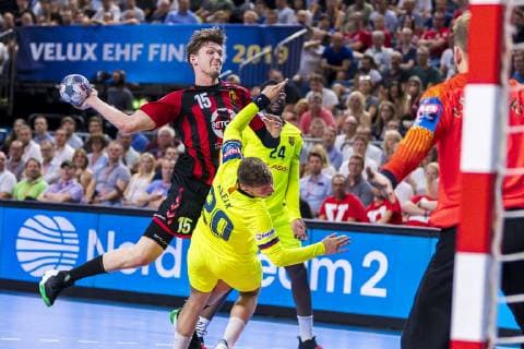 Köln, Deutschland 01. Juni 2019: Handball - EHF CL Halbfinale - FC Barcelona, Barca vs. HC Vardar Skobje v.li. Christian Dissinger (HC Vardar), Aleix Gomez Abello (Barcelona) Köln Lanxess Arena Deutschland