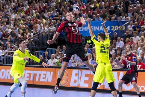 Köln, Deutschland 01. Juni 2019: Handball - EHF CL Halbfinale - FC Barcelona, Barca vs. HC Vardar Skobje Dainis Kristopans (HC Vardar), Jure Dolenec (Barcelona) Köln Lanxess Arena Deutschland