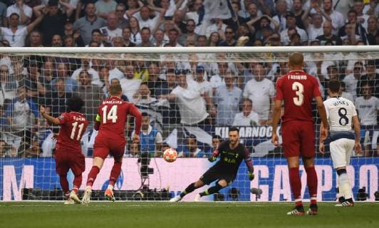 Sport Bilder des Tages 01.06.2019, xkvx, Fussball UEFA Champions League Finale, Tottenham Hotspur - FC Liverpool emspor, v.l. Mohamed Salah (FC Liverpool), Hugo Lloris (Tottenham Hotspur) Goal scored, erziehlt das Tor zum 1:0 (DFL DFB REGULATIONS PROHIBIT ANY USE OF PHOTOGRAPHS as IMAGE SEQUENCES and or QUASI-VIDEO) Madrid
