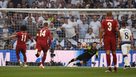 01.06.2019, xkvx, Fussball UEFA Champions League Finale, Tottenham Hotspur - FC Liverpool emspor, v.l. Mohamed Salah (FC Liverpool), Hugo Lloris (Tottenham Hotspur) Goal scored, erziehlt das Tor zum 1:0 (DFL DFB REGULATIONS PROHIBIT ANY USE OF PHOTOGRAPHS as IMAGE SEQUENCES and or QUASI-VIDEO) Madrid