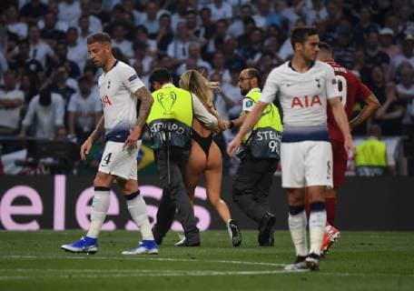 01.06.2019, xkvx, Fussball UEFA Champions League Finale, Tottenham Hotspur - FC Liverpool emspor, v.l. Flitzerin auf dem Spielfeld (DFL DFB REGULATIONS PROHIBIT ANY USE OF PHOTOGRAPHS as IMAGE SEQUENCES and or QUASI-VIDEO) Madrid