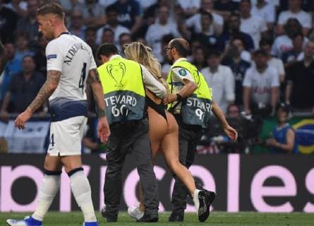 01.06.2019, xkvx, Fussball UEFA Champions League Finale, Tottenham Hotspur - FC Liverpool emspor, v.l. Flitzerin auf dem Spielfeld (DFL DFB REGULATIONS PROHIBIT ANY USE OF PHOTOGRAPHS as IMAGE SEQUENCES and or QUASI-VIDEO) Madrid
