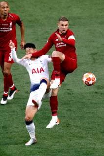 Tottenham s forward Heung-Min Son (L) duels for the ball against Liverpool s midfielder Jordan Henderson (R) during the UEFA Champions League final between Tottenham Hotspur and Liverpool FC at Wanda Metropolitano stadium in Madrid, Spain, 01 June 2019. UCL Final 2019 - Tottenham Hotspur vs Liverpool FC !ACHTUNG: NUR REDAKTIONELLE NUTZUNG!  Copyright: xJuanxCarlosxHidalgox GRAF2195 20190601-636950210696577698