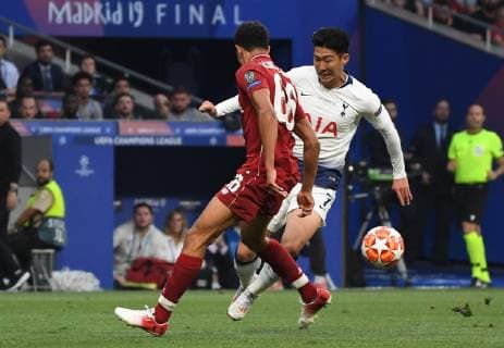 01.06.2019, xkvx, Fussball UEFA Champions League Finale, Tottenham Hotspur - FC Liverpool emspor, v.l. Trent Alexander-Arnold (FC Liverpool), Heung-Min Son (Tottenham Hotspur) (DFL DFB REGULATIONS PROHIBIT ANY USE OF PHOTOGRAPHS as IMAGE SEQUENCES and or QUASI-VIDEO) Madrid