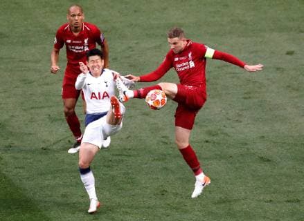 Tottenham s forward Heung-Min Son (L) duels for the ball against Liverpool s midfielder Jordan Henderson (R) during the UEFA Champions League final between Tottenham Hotspur and Liverpool FC at Wanda Metropolitano stadium in Madrid, Spain, 01 June 2019. UCL Final 2019 - Tottenham Hotspur vs Liverpool FC !ACHTUNG: NUR REDAKTIONELLE NUTZUNG!  Copyright: xJuanxCarlosxHidalgox GRAF2196 20190601-636950213357981224