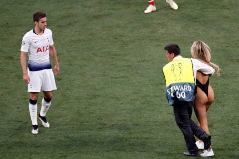 A pitch invader is caught by security during the UEFA Champions League final between Tottenham Hotspur and Liverpool FC at the Wanda Metropolitano stadium in Madrid, Spain, 01 June 2019. UCL Final 2019 - Tottenham Hotspur vs Liverpool FC !ACHTUNG: NUR REDAKTIONELLE NUTZUNG!  Copyright: xJuanjoxMartínx GRAF2208 20190601-636950217339721610