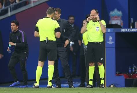 Tottenham Hotspur v Liverpool UEFA Champions League Final Referee Damir Skomina in conversation with Tottenham Hotspur manager Mauricio Pochettino during the UEFA Champions League Final at the Wanda Metropolitano Stadium, Madrid Content Not Available For UK Newspapers Copyright: xPaulxChestertonx FIL-13310-0100