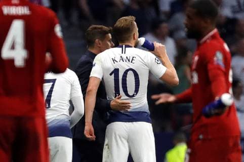 Tottenham s head coach Mauricio Pochettino (L) talks with his forward Harry Kane (C) during the UEFA Champions League final between Tottenham Hotspur and Liverpool FC at Wanda Metropolitano stadium in Madrid, Spain, 01 June 2019. UCL Final 2019 - Tottenham Hotspur vs Liverpool FC !ACHTUNG: NUR REDAKTIONELLE NUTZUNG!  Copyright: xJuanjoxMartínx GRAF2226 20190601-636950224815338797