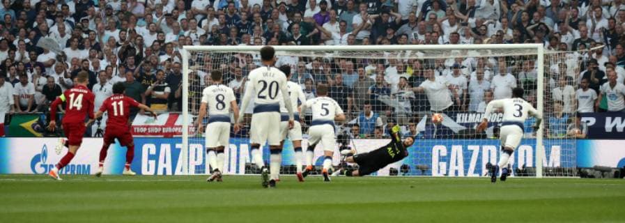 UEFA Champions League Finale 2019 Tottenham Hotspurs - FC Liverpool Spanien, Madrid, 01.06.2019, Fussball, UEFA Champions League, Saison 2018 2019, Finale in Madrid, Tottenham Hotspurs - FC Liverpool: Mohammed Salah (FC Liverpool) trifft Elfmeter zum 0:1 gegen Hugo Loris (Tottenham Hotspurs), DFL DFB REGULATIONS PROHIBIT ANY USE OF PHOTOGRAPHS AS IMAGE SEQUENCES AND OR QUASI-VIDEO.