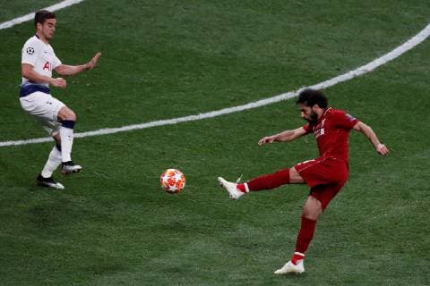 Tottenham s midfielder Harry Winks (L) tries to stop the shoot of Liverpool s winger Mohamed Salah (R) during the UEFA Champions League final between Tottenham Hotspur and Liverpool FC at Wanda Metropolitano stadium in Madrid, Spain, 01 June 2019. UCL Final 2019 - Tottenham Hotspur vs Liverpool FC !ACHTUNG: NUR REDAKTIONELLE NUTZUNG!  Copyright: xJuanxCarlosxHidalgox GRAF2234 20190601-636950232910935238