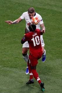 Tottenham s defender Toby Alderweireld (L) duels for the ball against Liverpool s winger Sadio Mane (R) during the UEFA Champions League final between Tottenham Hotspur and Liverpool FC at Wanda Metropolitano stadium in Madrid, Spain, 01 June 2019. UCL Final 2019 - Tottenham Hotspur vs Liverpool FC !ACHTUNG: NUR REDAKTIONELLE NUTZUNG!  Copyright: xJuanxCarlosxHidalgox GRAF2235 20190601-636950233526613129