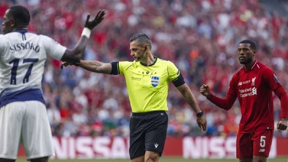 Madrid, Spain, 01.06.2019, UEFA Champions League - 2018 19 Season, Finale, Tottenham Hotspur - FC Liverpool, The referee gestures ( Defodi-09-523-097691