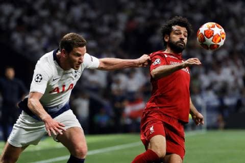 Tottenham s defender Jan Vertonghen (L) duels for the ball against Liverpool s winger Mohamed Salah (R) during the UEFA Champions League final between Tottenham Hotspur and Liverpool FC at Wanda Metropolitano stadium in Madrid, Spain, 01 June 2019. UCL Final 2019 - Tottenham Hotspur vs Liverpool FC !ACHTUNG: NUR REDAKTIONELLE NUTZUNG!  Copyright: xJuanJoxMartínx GRAF2262 20190601-636950251469176962