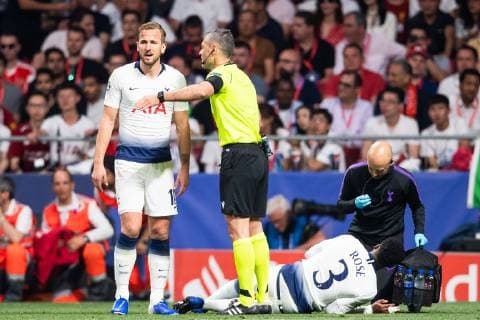 190601 Harry Kane of Tottenham talks tio referee Damir Skomina as Danny Rose lies down injured during the UEFA Champions League final between Tottenham and Liverpool on June 1, 2019 in Madrid. Photo: Petter Arvidson BILDBYRAN kod PA 92302 Copyright: PETTERxARVIDSON BB190601PA145