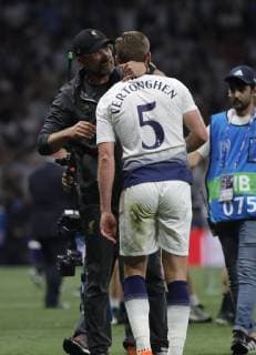Liverpool s head coach Juergen Klopp (L) comforts Tottenham s defender Jar Vertonghen (R) after the UEFA Champions League final between Tottenham Hotspur and Liverpool FC at Wanda Metropolitano stadium in Madrid, Spain, 01 June 2019. UCL Final 2019 - Tottenham Hotspur vs Liverpool FC !ACHTUNG: NUR REDAKTIONELLE NUTZUNG!  Copyright: xJuanjoxMartínx GRAF2306 20190601-636950271121704992