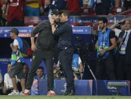 Fußball, Jürgen Klopp gewinnt mit Liverpool die Champions League Mauricio Pochettino manager of Tottenham congratulates Jurgen Klopp manager of Liverpool during the UEFA Champions League match at Wanda Metropolitano Stadium, Madrid. Picture date: 1st June 2019. Picture credit should read: David Klein Sportimage EDITORIAL USE ONLY. No use with unauthorised audio, video, data, fixture lists, club league logos or live services. Online in-match use limited to 120 images, no video emulation. No use in betting, games or single club league player publications. SPI-0089-0054