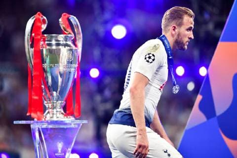 Sport Bilder des Tages 190601 Harry Kane of Tottenham looks dejected as he walks past the trophy with his silver medal after winning the UEFA Champions League final between Tottenham and Liverpool on June 1, 2019 in Madrid. Photo: Petter Arvidson BILDBYRAN kod PA 92302 Copyright: PETTERxARVIDSON BB190601PA173