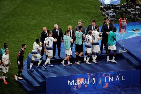 Tottenham s players on getting medals on podium after losing the UEFA Champions League final between Tottenham Hotspur and Liverpool FC at Wanda Metropolitano stadium in Madrid, Spain, 01 June 2019. UCL Final 2019 - Tottenham Hotspur vs Liverpool FC !ACHTUNG: NUR REDAKTIONELLE NUTZUNG!  Copyright: xJuanxCarlosxHidalgox GRAF2327 20190601-636950278162278249