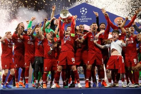 Liverpool s players celebrate with the trophy after winning the UEFA Champions League final against Tottenham Hotspur at Wanda Metropolitano stadium in Madrid, Spain, 01 June 2019. UCL Final 2019 - Tottenham Hotspur vs Liverpool FC !ACHTUNG: NUR REDAKTIONELLE NUTZUNG!  Copyright: xJuanxCarlosxHidalgox GRAF2332 20190601-636950280293855627