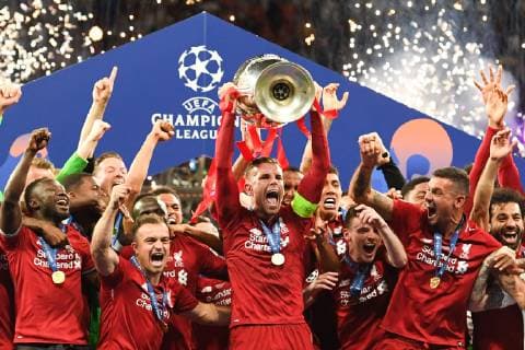 190601 Jordan Henderson of Liverpool raises the throphy in front of team mates at the medal ceremony after the UEFA Champions League final between Tottenham and Liverpool on June 1, 2019 in Madrid. Photo: Petter Arvidson BILDBYRAN kod PA 92302 Copyright: PETTERxARVIDSON BB190601PA174