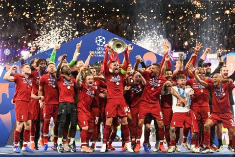 190601 Jordan Henderson of Liverpool raises the throphy in front of team mates at the medal ceremony after the UEFA Champions League final between Tottenham and Liverpool on June 1, 2019 in Madrid. Photo: Petter Arvidson BILDBYRAN kod PA 92302 Copyright: PETTERxARVIDSON BB190601PA175
